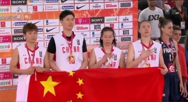 中國(guó)籃球史上首個(gè)世界冠軍！女籃奪世界冠軍 創(chuàng)造歷史