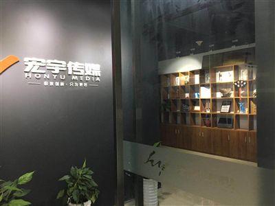 索要工資遇假轉(zhuǎn)賬 奇葩老板?；ㄕ欣^續(xù)拖欠工資
