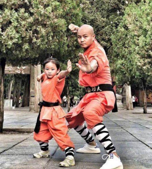 樂嘉送女兒上少林  面對(duì)質(zhì)疑樂嘉稱學(xué)武和學(xué)舞沒啥差別