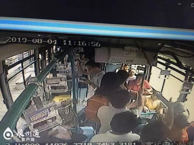 讓座慢遭大媽掌摑 該不該尊這些“為老不尊”的人/>
</p>
<p>
	11點16分58秒左右，大媽坐下，仍舊在說著話。此時，前車廂的安全員穿過擁擠的過道走向女孩和大媽，快到時，大媽突然站了起來，揚起手朝女孩打去。只聽見女孩尖叫“你干嗎打我啊”，迅速來到女孩身邊的安全員站在兩人之間，詢問“干嗎呢”，并用手擋住大媽再次揚起的手，及時制止了。
</p>
<p>
	在大媽打向女孩的瞬間，車廂內的乘客也被嚇一跳。女孩質問大媽“干嗎打人，你動手打人就不對，你要道歉”，<span style=