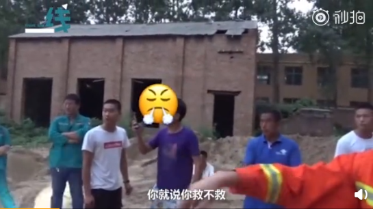 消防員帶電營(yíng)救 要救人還無(wú)理取鬧不可取