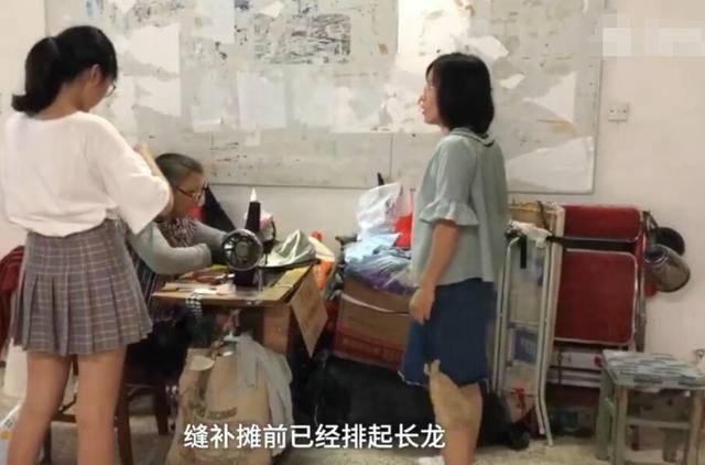 軍訓(xùn)服蹲下就崩線 給學(xué)生提供好一些材料的服裝有多難？