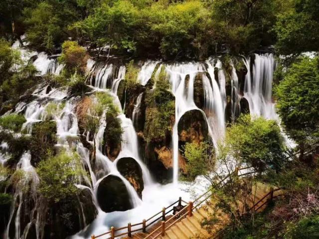 九寨溝恢復(fù)開園 開放新景點雙龍海瀑布美如畫