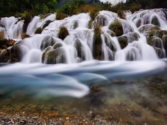 九寨溝恢復(fù)開園 開放新景點雙龍海瀑布美如畫