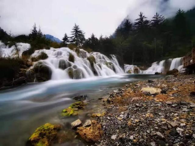九寨溝恢復(fù)開園 開放新景點雙龍海瀑布美如畫