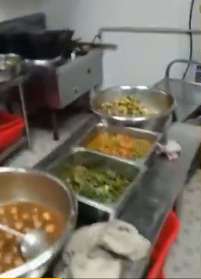 學(xué)?；貞?yīng)食堂藏起熱菜只給咸菜 責(zé)成食堂負責(zé)人深刻反省